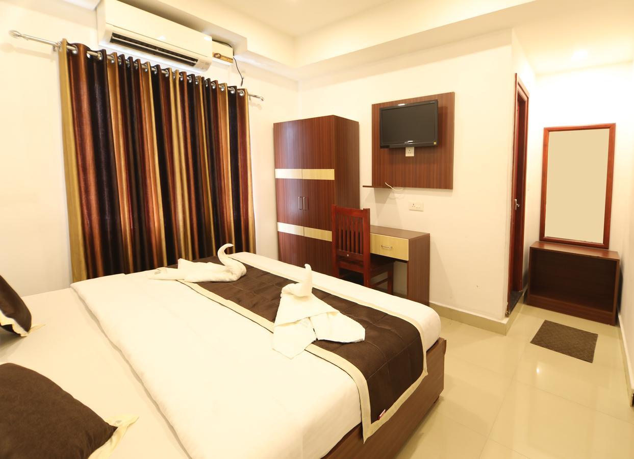 Oyo 18604 Puthens Capitol Inn Коччи Экстерьер фото