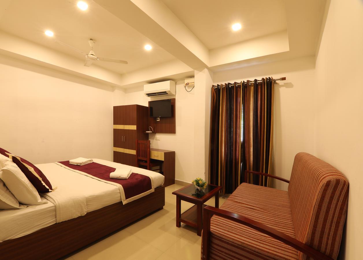 Oyo 18604 Puthens Capitol Inn Коччи Экстерьер фото