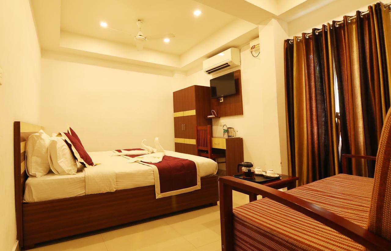 Oyo 18604 Puthens Capitol Inn Коччи Экстерьер фото