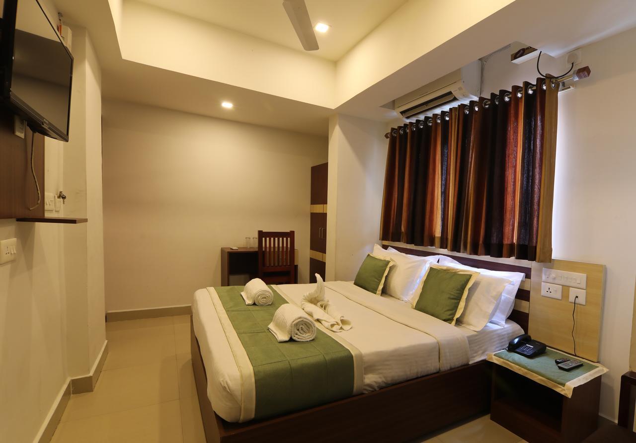Oyo 18604 Puthens Capitol Inn Коччи Экстерьер фото