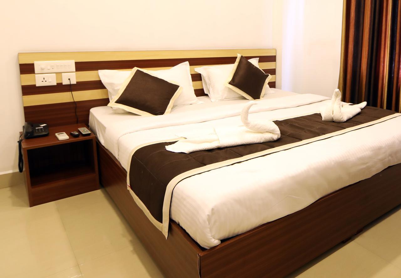 Oyo 18604 Puthens Capitol Inn Коччи Экстерьер фото