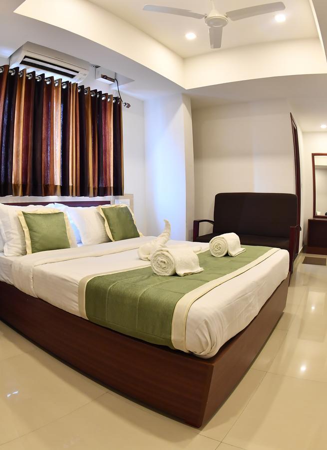 Oyo 18604 Puthens Capitol Inn Коччи Экстерьер фото