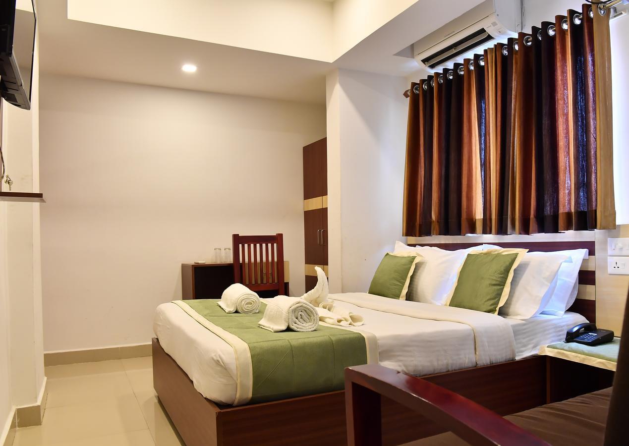 Oyo 18604 Puthens Capitol Inn Коччи Экстерьер фото