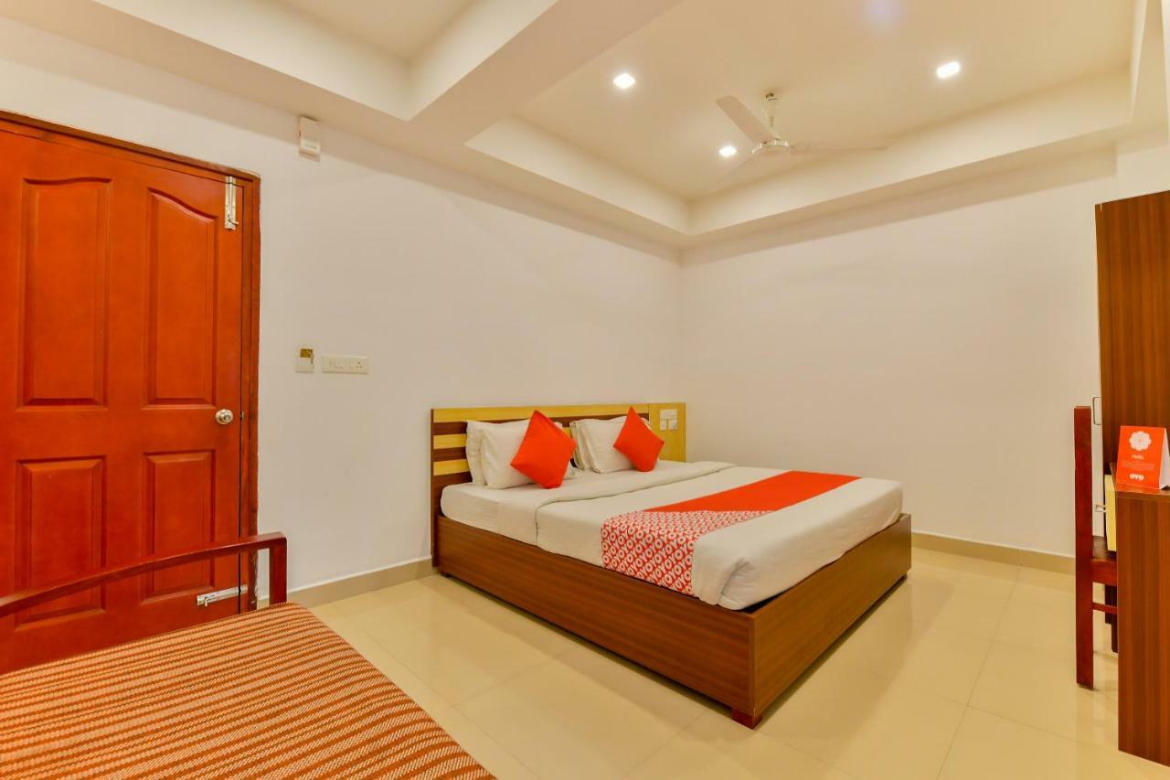 Oyo 18604 Puthens Capitol Inn Коччи Экстерьер фото