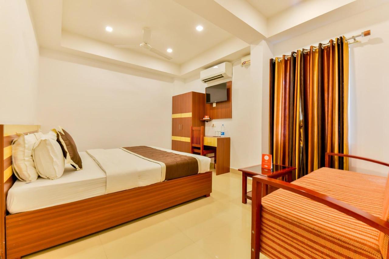 Oyo 18604 Puthens Capitol Inn Коччи Экстерьер фото